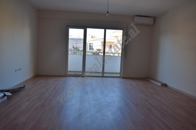 
Apartament per shitje prane fushes se Ali Demit, ne Tirane.
Shtepia eshte e pozicionuar ne katin 